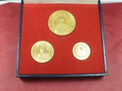 เหรียญทองคำสมเด็จพระราชินี พระชนมายุครบ 3 รอบ ปี 2511 ครบชุดสภาพสวยกริ๊บพร้อมกล่อง