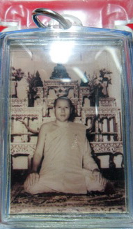 รูปถ่ายหน้าหนุ่ม หลวงพ่อตัด วัดชายน่า ต็อก ว.ช.นด้านหลัง ตรงจีวรต็อกโค๊ตร