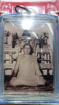 รูปถ่ายหน้าหนุ่ม หลวงพ่อตัด วัดชายน่า ต็อก ว.ช.นด้านหลัง ตรงจีวรต็อกโค๊ตร