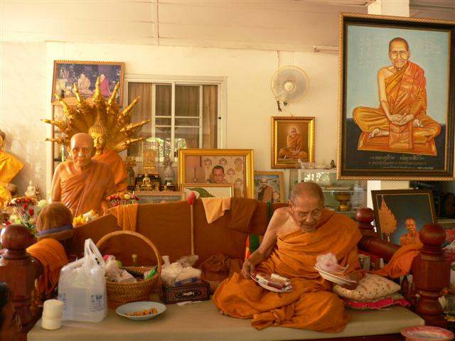 เหรียญ หลวงปู่ผ่าน ปัญญาปทีโป เนื้อตะกั่ว จารหน้า+หลัง