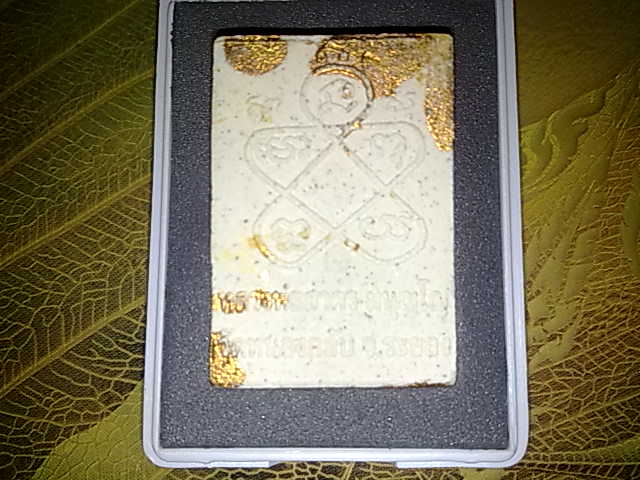 พระผงพรายกุมารเนื้อขาวทาทอง คม ๆ สวย ๆ อีกแล้วครับ