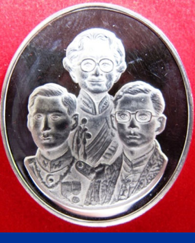 เหรียญ3พระองค์หลังตราสัญลักษณ์เนื้อเงินขัดเงา