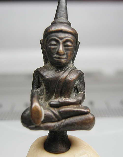 พระยอดธงเก่าๆ ผมไม่ทราบที่ครับ เนื้อยางทองแดงแห้งมากครับ 150 บาทส่งฟรี