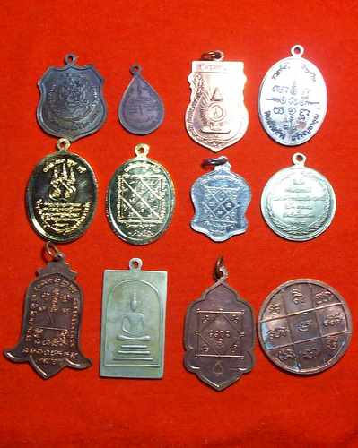 (^๔^)มหกรรมคืนกำไรเหรียญคณาจารย์ 12 เหรียญ แดง 120 บาท