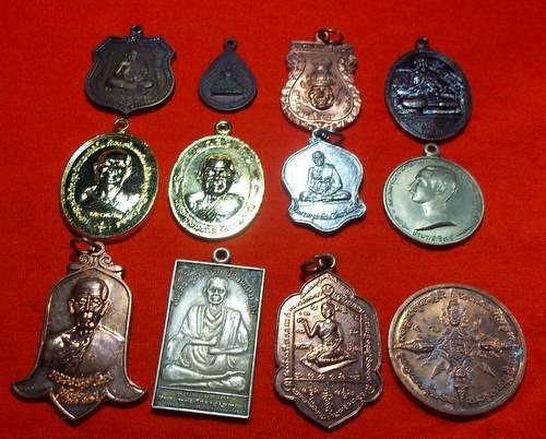 (^๔^)มหกรรมคืนกำไรเหรียญคณาจารย์ 12 เหรียญ แดง 120 บาท