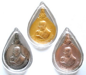 เหรียญพระมหาชนก พิมพ์ใหญ่ ชุดทอง นาก เงิน พร้อมหนังสือ สวยสวย