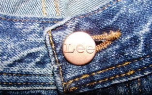 ยีนส์ LEE ใหม่ๆใส่เล่นสักตัวไหมครับ (ลดให้1,111บาทจากราคาป้าย)