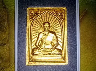 ของสวย ๆ มาอีกแล้วครับ พระผงพรายกุมารเนื้อชมพูทาทอง ฝังตะกรุดเงิน ปี ๔๘ คม ๆ สวย ๆ ครับ