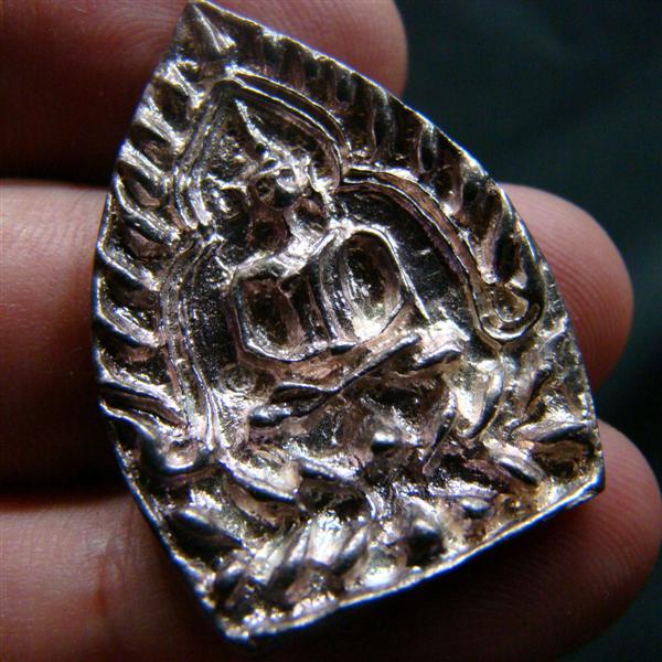 เหรียญเจ้าสัว หลวงพ่อชำนาญ เนื้อเงิน สูงประมาณ 3.5 cm.ตอกโค๊ด-อุดผงใต้ฐานครับ