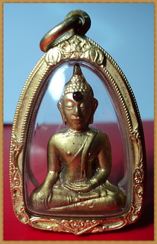 ..หลวงพ่อพระใสหน้านางนิยมรุ่นแรก+เลี่ยมทองหนัก 3 สลึง(โค๊ดลายเซ็น) ดีกรีแชมป์ครับ..