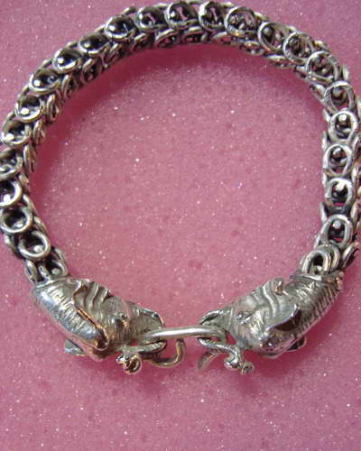 สร้อยข้อมือเงินแท้ หัวรูปช้าง น้ำหนักเกือบ 4 บาท ใส่ ข้อมือผู้ชายได้ สวยมากๆ