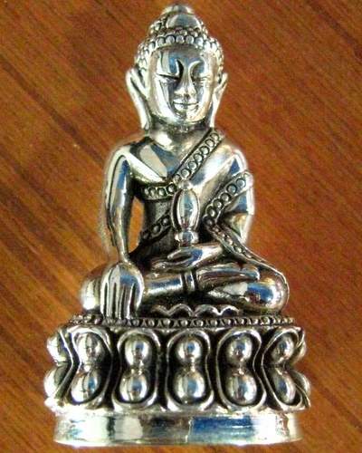 พระกริ่งจักรพรรดิ์หลวงปู่ผ่าน เนื้อเงิน (กรรมการ) เลข ๔๔