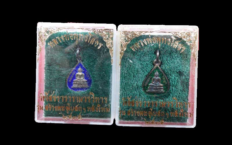 หลวงพ่อโสธร ใบโพธิ์เงินลงยา 2536 มาเป็นคู่ครับ พร้อมกล่องเดิม สวยครับ