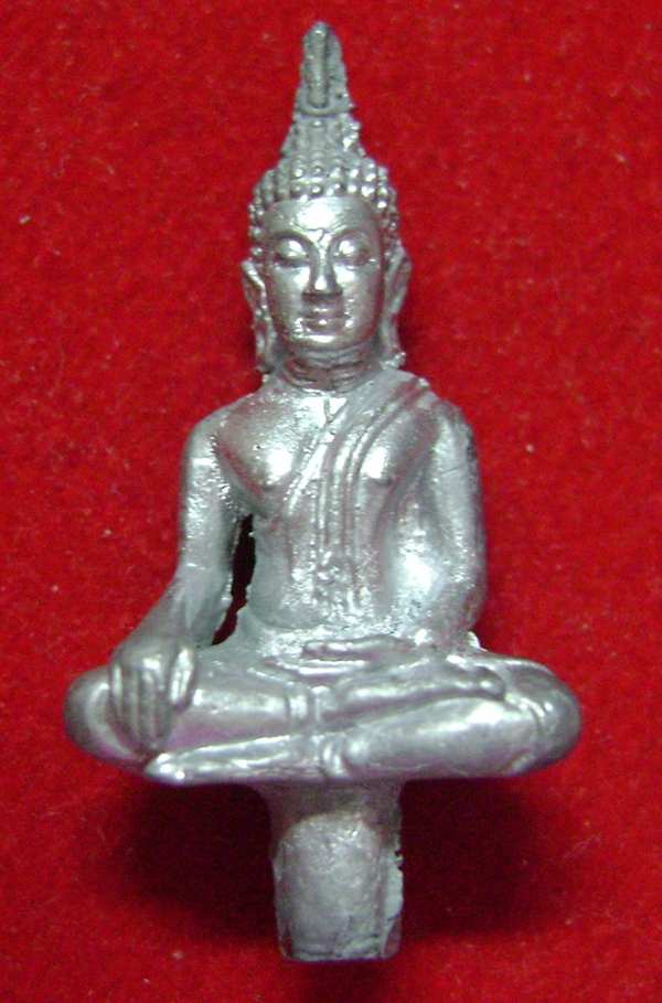 หลวงพ่อคูณ พระยอดธง รุ่น5 (ท้ายิง) เนื้อตะกั่วเถื่อน สวยครับ