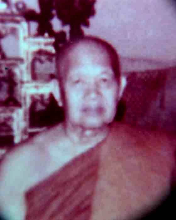 รูปถ่ายโต๊ะหมู่เล็ก พระอาจารย์ฝั้น อาจาโร
