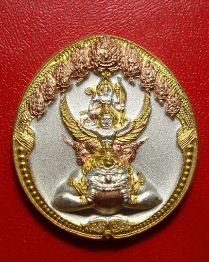 *เหรียญพระนารายณ์ทรงครุฑประทับพระราหู วัดไตรมิตรวิทยาราม เนื้อสามกษัตริย์ สวยกริ๊บเลยค่ะ *