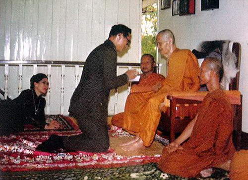  *** เหรียญหลวงปูขาว อนาลโย รุ่น ธนาคารกรุงเทพฯสาขาอุดรธานีครบรอบ ๙ ปี ***