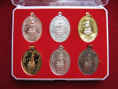 หลวงปู่บุญหนา ธมฺมทินโน รุ่นเิงินไหลมา ชุด 6 เหรียญ 