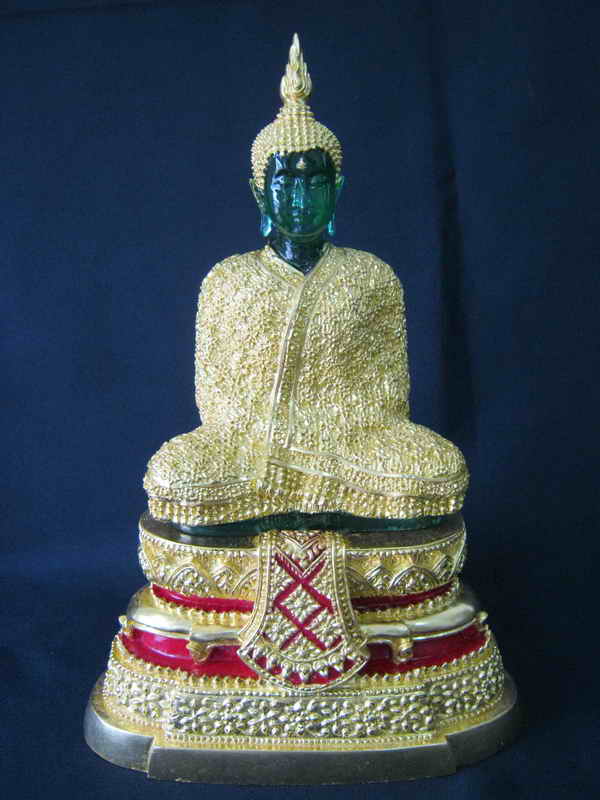 พระบูชาพระแก้วมรกตทรงเครื่อง((ฤดูหนาว))ปิดทองแท้"ขนาดฐานกว้าง 7 นิ้ว สูง 11 นิ้ว หน้าตักพระ 5นิ้ว 