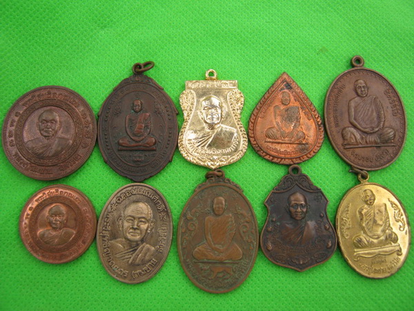 เหรียญหลวงพ่อสมชาย 10 เหรียญ 10 รุ่น ครับ