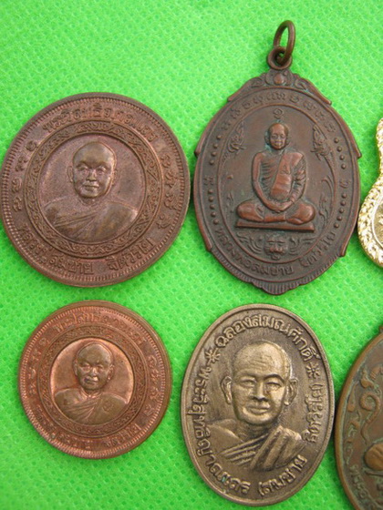 เหรียญหลวงพ่อสมชาย 10 เหรียญ 10 รุ่น ครับ