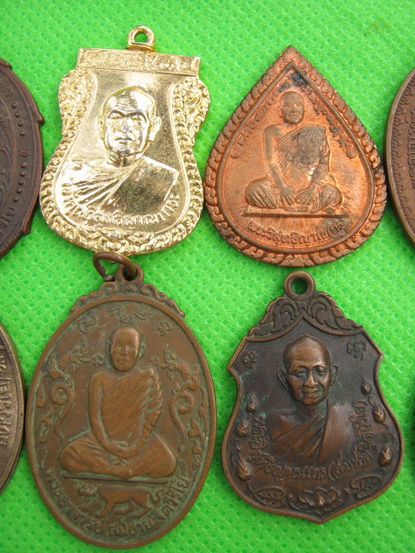 เหรียญหลวงพ่อสมชาย 10 เหรียญ 10 รุ่น ครับ