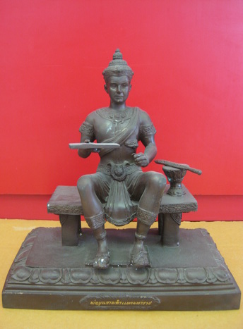 พ่อขุนรามคำแหงหน้าตัก 7 นิ้วสูง 13 นิ้ว