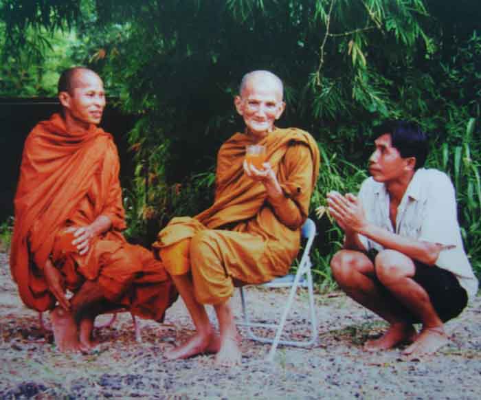 พิมพ์นี้หายาก พระสมเด็จเนื้อว่าน หลังติดรูปถ่ายหลวงปู่ ปี ๓๖-๓๗ หลวงปู่ญาท่านสวน ฉนฺทโร จ.อุบล