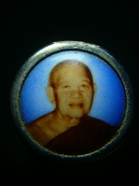 ล๊อกเก็ตกลมฉากฟ้าพระอาจารย์ฝั้น รุ่น4 ( หายาก)