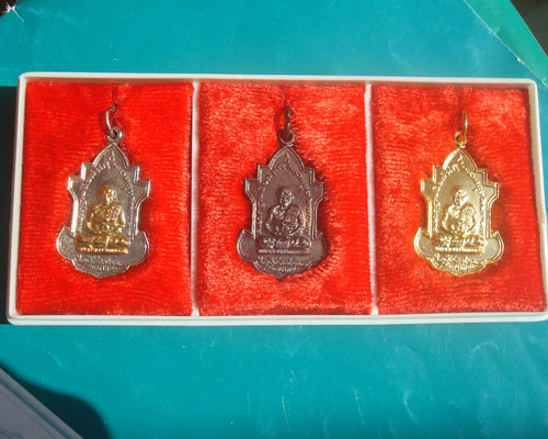 หลวงพ่อนารถ ที่ระลึกอายุ 85 ปี ครบชุดสามองค์ สวยพร้อมกล่องเดิม หายากครับ