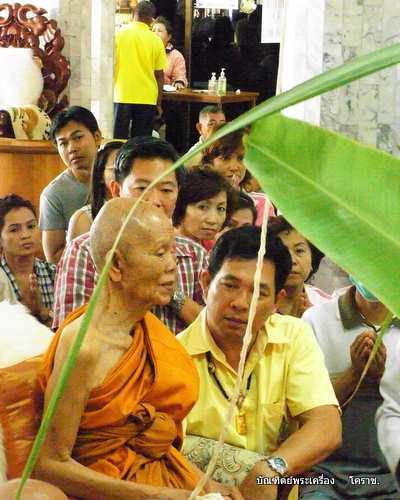 ((เคาะเดียวแบ่งไปครับ))  เหรียญเม็ดแตง หลวงพ่อคูณ  รุ่นอายุยืน  วัดแจ้งนอก