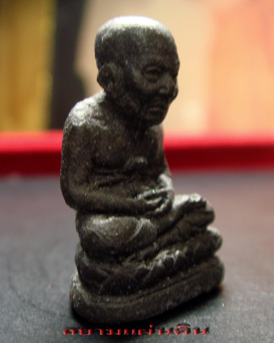 หลวงปู่ทวดเนื้อว่านลอยองค์ รุ่นประสบการณ์เครื่องบินตก วัดสะบ้าย้อย (2)