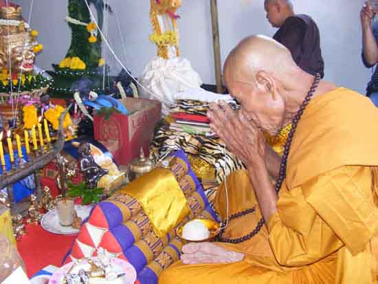 พระกริ่ง+พระชัยวัตน์ จักรพรรดิ์ 9 ยอด ก้นทองคำ (๒๕)(ชุดกรรมการจำนวน ๓๒ ชุด ) หลวงปู่คำบุ คุตฺตจิตฺโต