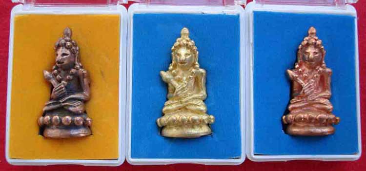 พระกริ่งตั๊กแตน (มหามงคลแบ่งลาภ) หลวงปู่คำบุ วัดกุดชมภู จ.อุบล ชุดกรรมการ
