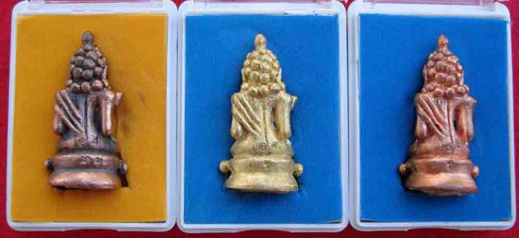 พระกริ่งตั๊กแตน (มหามงคลแบ่งลาภ) หลวงปู่คำบุ วัดกุดชมภู จ.อุบล ชุดกรรมการ