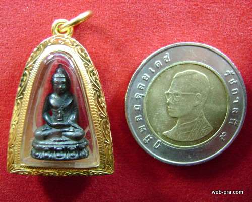 พระชัยวัฒน์ หลวงปู่เหรียญ วัดบางระโหง ดอกพิกุลเล็ก สร้างปี 24  เนื้อนวะ + ทอง สร้างน้อย 500 องค์