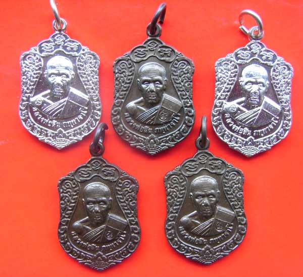 เสมาจิ่วปี52 หลวงพ่อสิน เนื้ออาปาก้า +ทองแดง รวม 5 องค์ 750 บาท