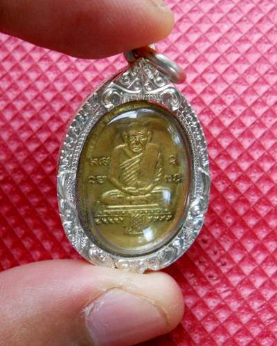 เหรียญพระครูวิโรจน์(หลวงปู่รอด)พิมพ์เล็ก วัดทุ่งศรีเมือง จ.อุบล(เคาะเดียวครับ)