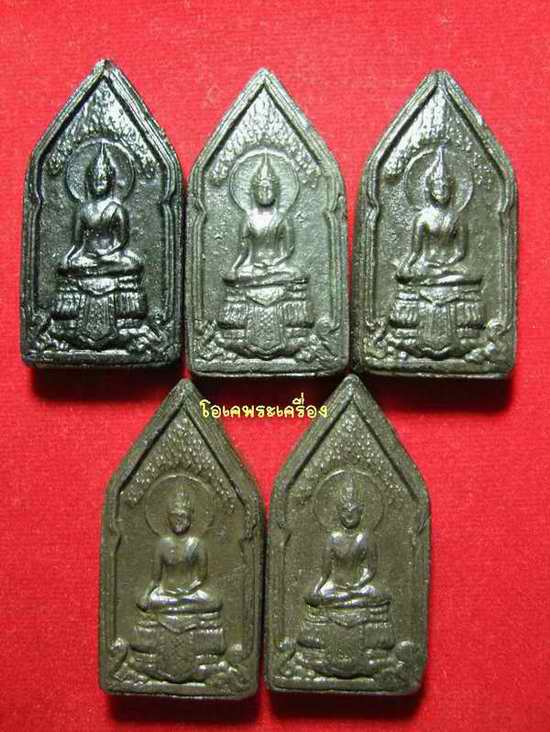 พระพุทธมหาปฐวีธาตุ หลวงปู่คำพันธ์  เนื้อดินเก้าบัง  หลังยันต์  สีดำ  ปี 2530.....5 องค์..