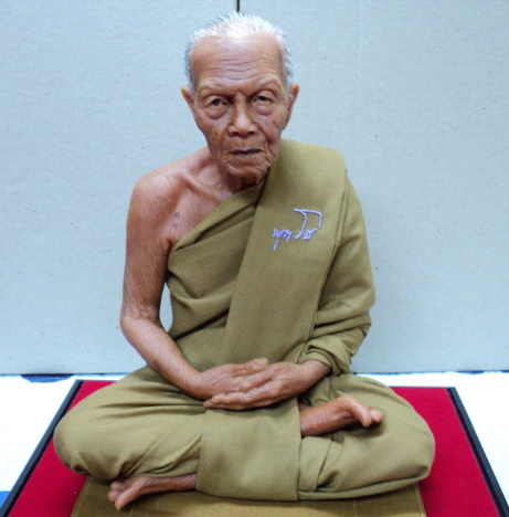 พระบูชาหุ่นขี้ผึ้งไฟเบอร์กลาสหลวงปู่สอ พันธุโล วัดป่าบ้านหนองแสง องค์ที่1 อ.เมือง จ.ยโสธร
