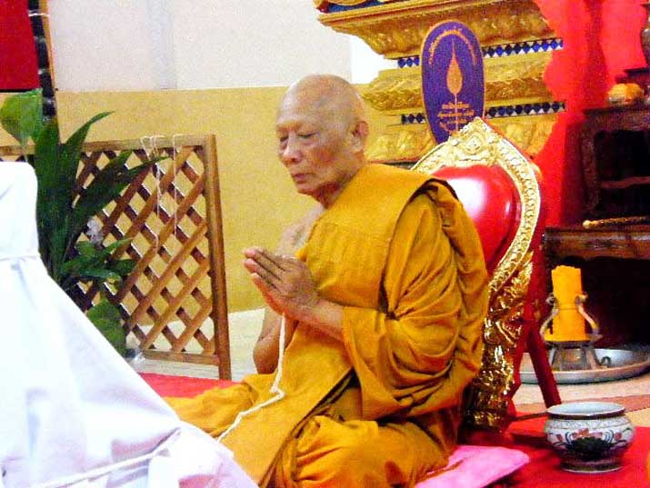 หลวงพ่อสาคร พระผงเจริญพร เนื้อผงธูปฝังพลอย หลวงพ่อสาคร 