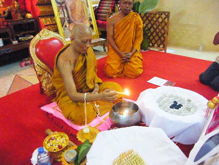หลวงพ่อสาคร พระผงเจริญพร เนื้อผงธูปฝังพลอย หลวงพ่อสาคร 