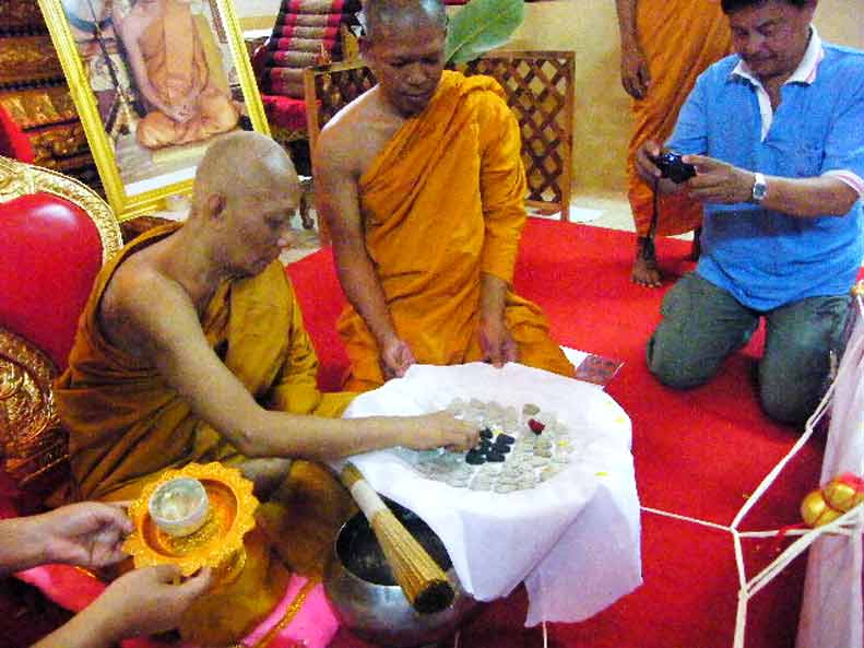 หลวงพ่อสาคร พระผงเจริญพร เนื้อผงธูปฝังพลอย หลวงพ่อสาคร 