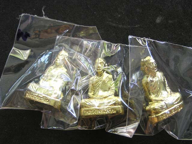 รูปเหมือนปั๊ม ลพ.เพี้ยน วัดเกริ่นกฐิน รุ่นกฐิน50 โค้ต วฐ... (ในซองเดิมๆ) 3 องค์