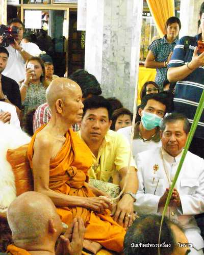 เหรียญหลวงพ่อคูณ รุ่นอายุยืน เนื้อนวะลงยา วัดแจ้งนอก  ปี 2553 