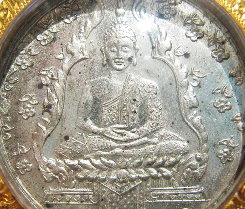 เหรียญพระแก้วมรกต ปี 2475 เนื้อเงิน บล็อกฮั้งเตี่ยนเซ็ง รวมเกจิสุดยอดของเมืองไทยครับ