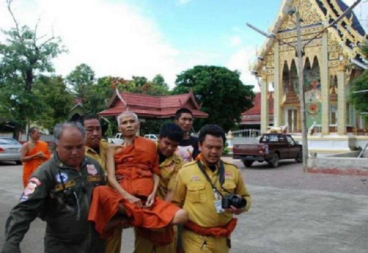 ~@@หลวงพ่อขวัญดี ปลุกเสก รูปหล่อลอยองค์เนื้อว่าน พระนเรศวรอุ้มไก่@@~