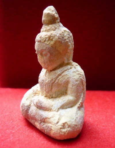 พระกรุเนื้อผง(ปางมารวิชัย) จ.พระนครศรีอยุธยา กว้างประมาณ 2.5 cm สูงประมาณ 3.7 cm เนื้อสวยจัดจ้าน