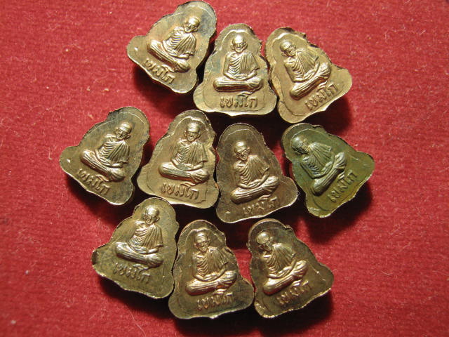 10 องค์......ปิดตาจิ๋ว หลัง หลวงพ่อเกษม ทองแดง ปี38.......เคาะเดียว ( 400 บาท )