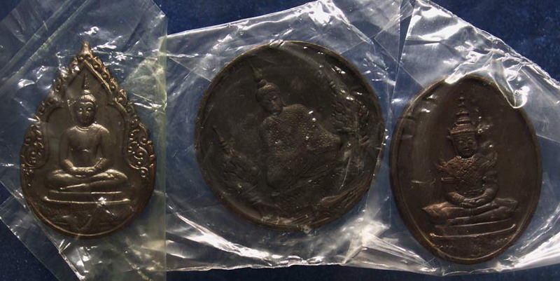 ครบชุด สวยๆ..เหรียญพระแก้ว หลังภปร. ฉลองกรุงรัตนโกสินทร์ 200 ปี พ.ศ. 2525 บล็อคพระราชศรัทธา ซองพลาสต